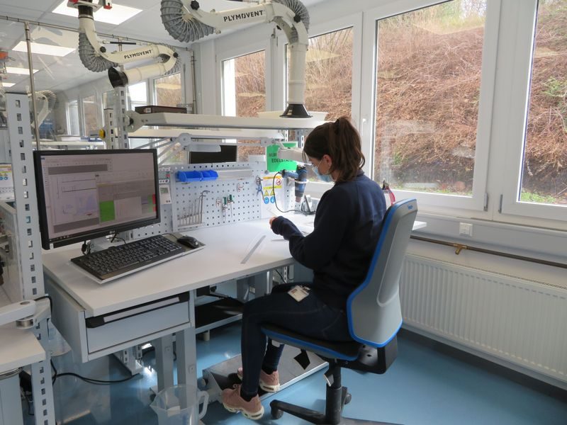 Ergonomischer Labor- und Prüfarbeitsplatz – Referenzprojekt Tetricon.de