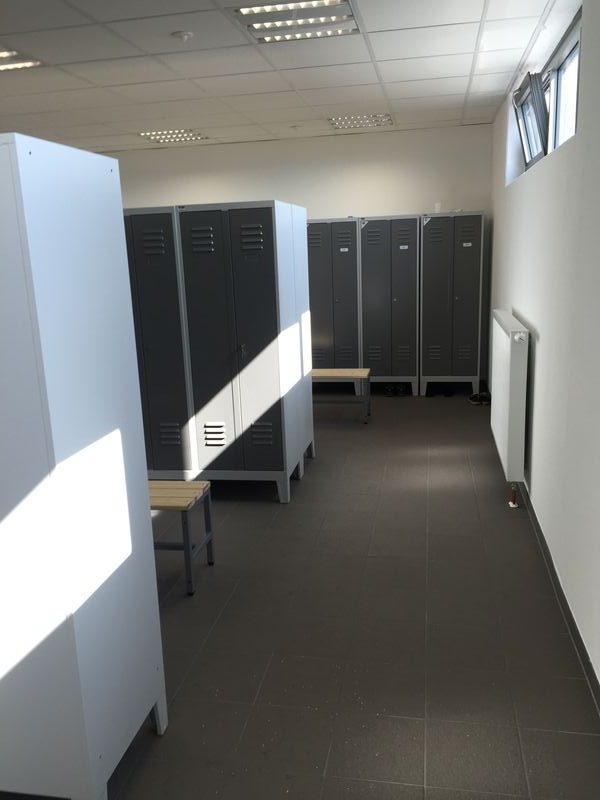 Umkleide mit Garderobenspinden – Referenzprojekt Tetricon.de