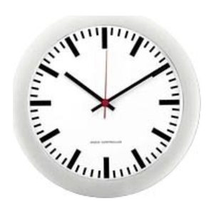PEWETA Funkwanduhr Bahnhof weiß silber Kunststoff, Ø 30,0 cm